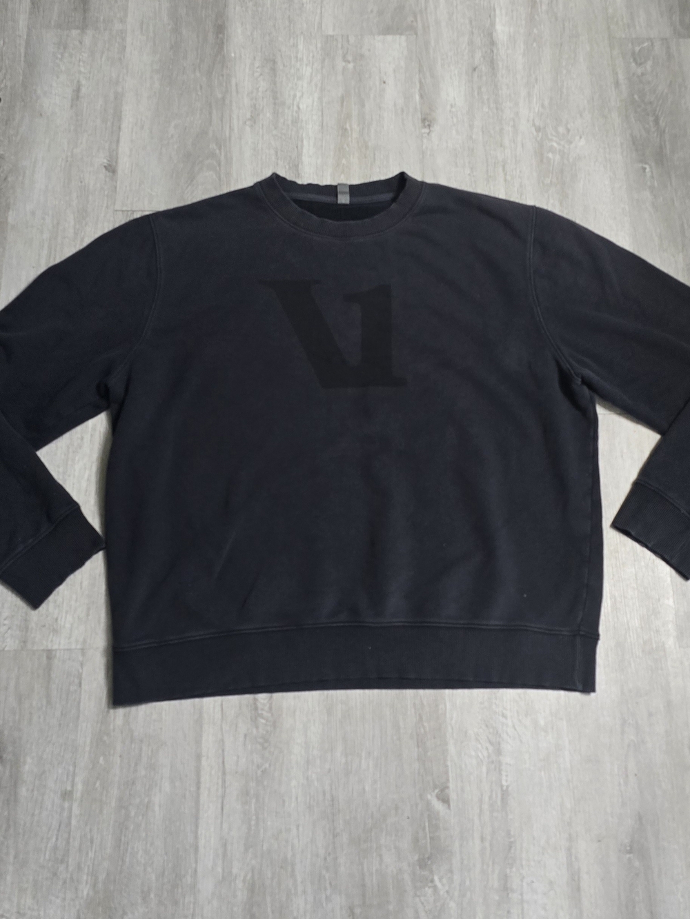 Vuori Encinitas Crew Pullover Sweater Black Soft Mid Weight Fleece Big V